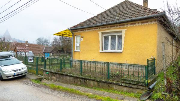eladó családi ház, Komlóska